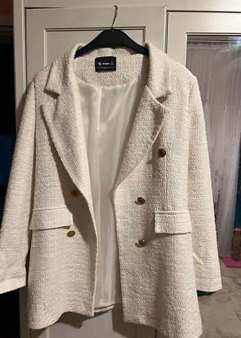 Düğmeli Beyaz Midi Kadın Blazer
