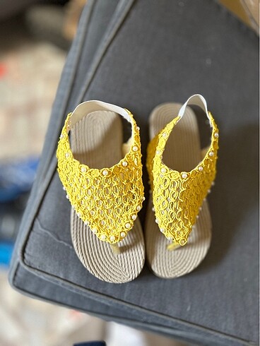 Sarı parmak arası sandalet
