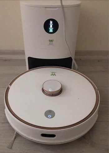 Beyaz Akıllı Robot Süpürge ve Şarj Ünitesi
