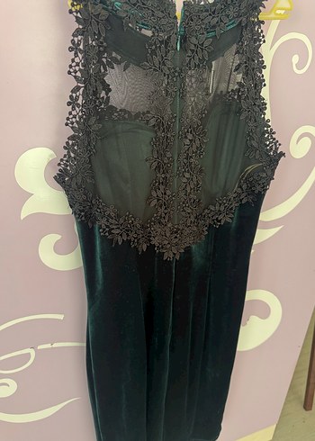 Zümrüt Yeşili Dantel Detaylı Siyah Kısa Kadife Abiye Elbise - Görsel 5