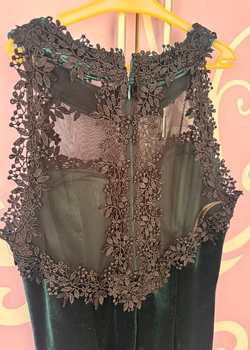 Zümrüt Yeşili Dantel Detaylı Siyah Kısa Kadife Abiye Elbise - Görsel 3