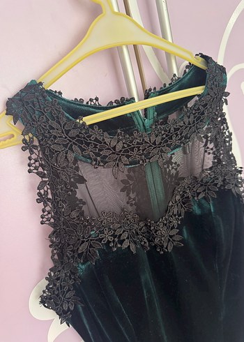 Zümrüt Yeşili Dantel Detaylı Siyah Kısa Kadife Abiye Elbise - Görsel 2