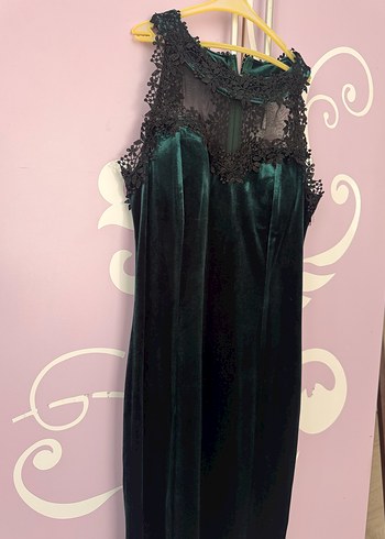 Zümrüt Yeşili Dantel Detaylı Siyah Kısa Kadife Abiye Elbise - Görsel 4