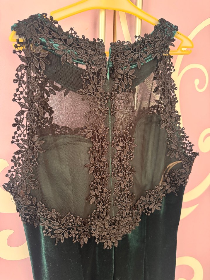 Zümrüt Yeşili Dantel Detaylı Siyah Kısa Kadife Abiye Elbise - Görsel 3