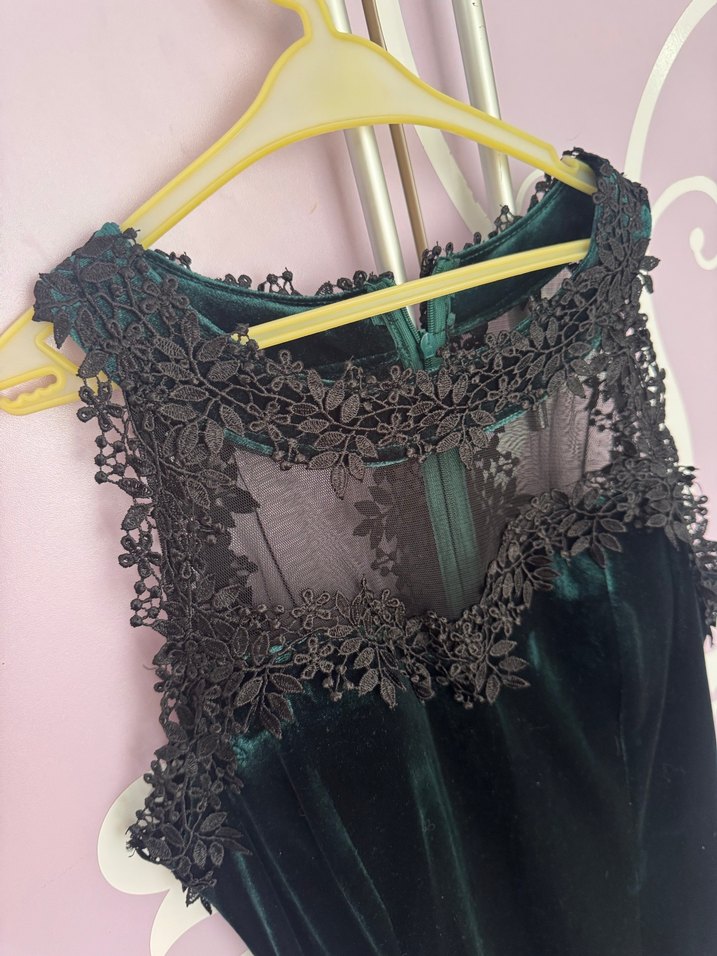 Zümrüt Yeşili Dantel Detaylı Siyah Kısa Kadife Abiye Elbise - Görsel 2