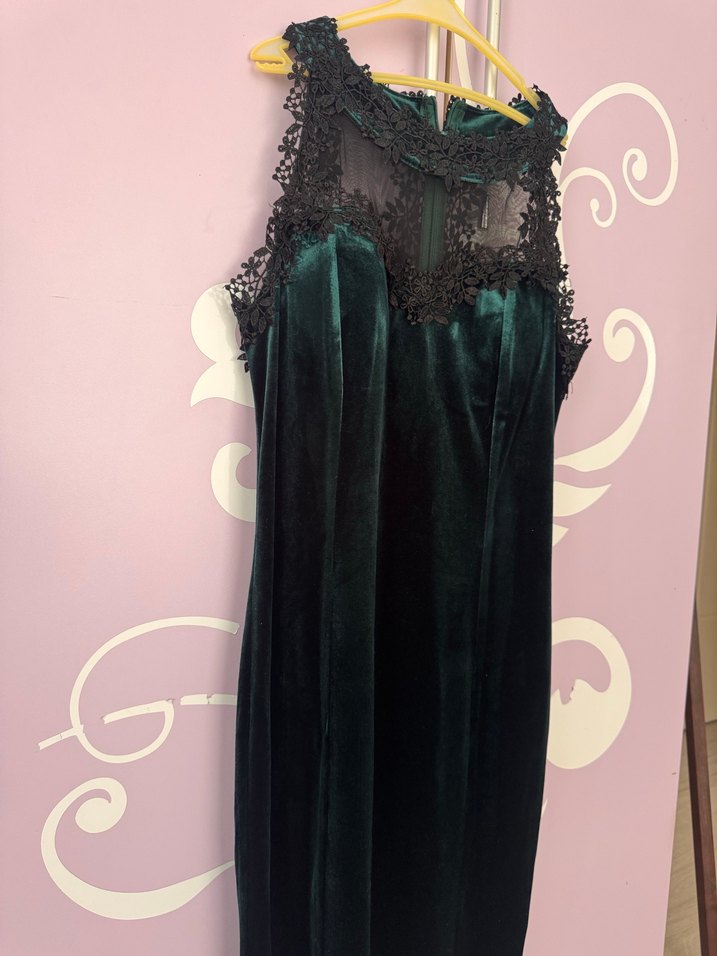 Zümrüt Yeşili Dantel Detaylı Siyah Kısa Kadife Abiye Elbise - Görsel 4