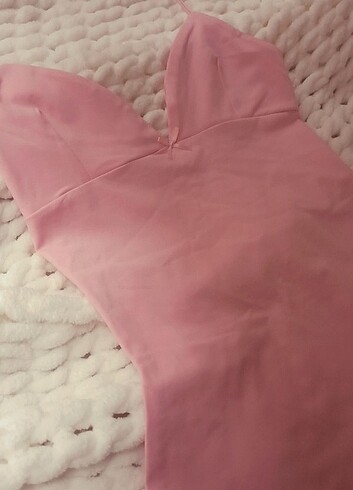 xs Beden pembe Renk Bershka fiyonklu midi elbise