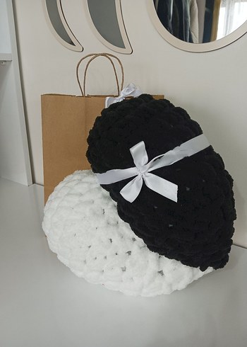 Beyaz ve Siyah Yumuşak Yastık - Görsel 2