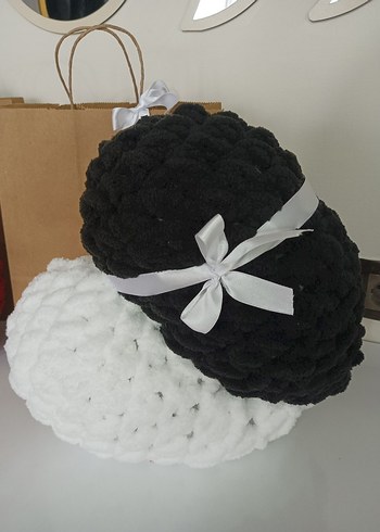 Beyaz ve Siyah Yumuşak Yastık - Görsel 3