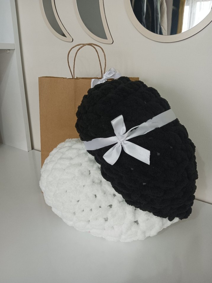 Beyaz ve Siyah Yumuşak Yastık - Görsel 2