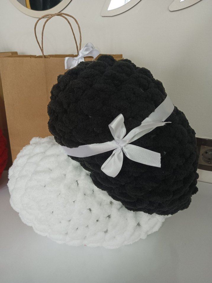 Beyaz ve Siyah Yumuşak Yastık - Görsel 3