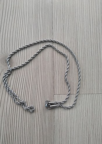 Beden Kadın Çelik Kolye ile El Figürlü Gold Renkli Kadın Yüzüğü.