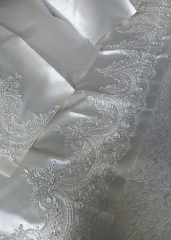 İşlemeli Beyaz Parlak Yatak Örtüsü - Görsel 4