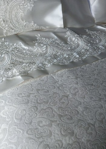 İşlemeli Beyaz Parlak Yatak Örtüsü - Görsel 2