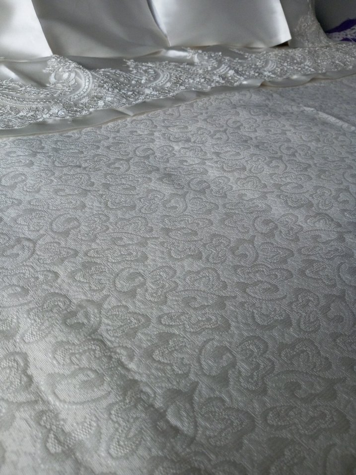 İşlemeli Beyaz Parlak Yatak Örtüsü - Görsel 5