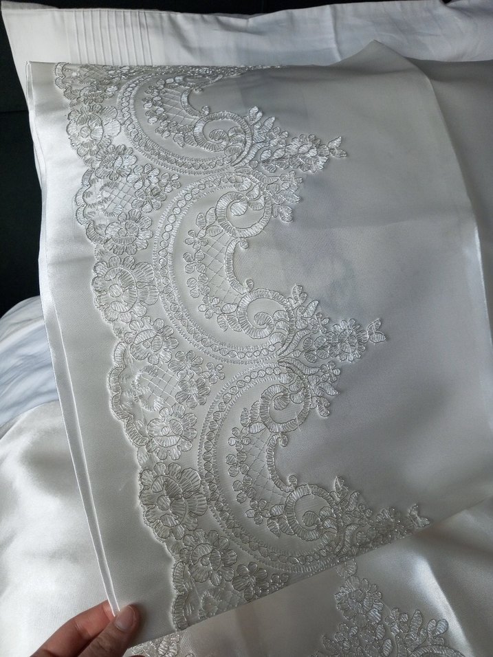 İşlemeli Beyaz Parlak Yatak Örtüsü - Görsel 3