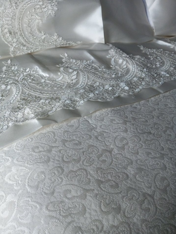 İşlemeli Beyaz Parlak Yatak Örtüsü - Görsel 2