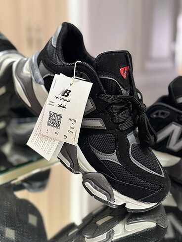 NEW BALANCE 9060