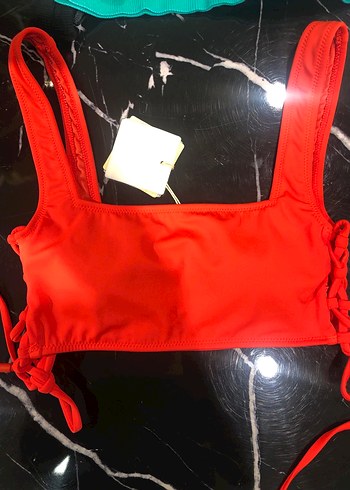 Kırmızı Bikini Üstü