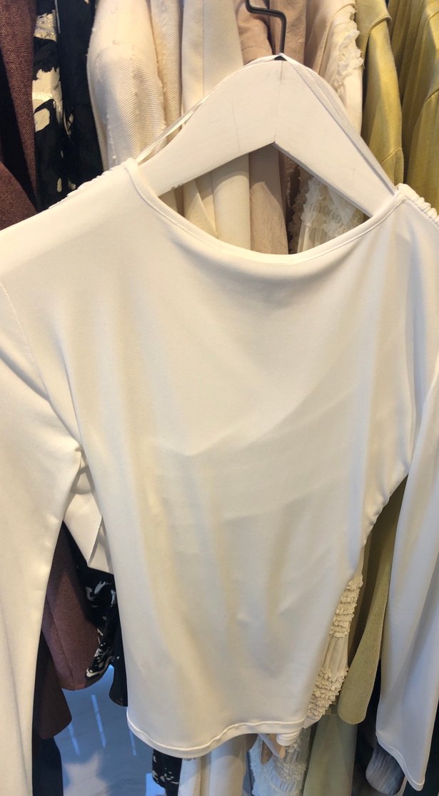 Beyaz Drapeli Uzun Kollu V Yaka Bluz - Görsel 3