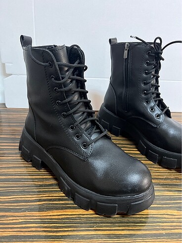 Siyah bağcıklı bot (83)