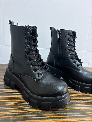 Siyah bağcıklı bot (89)