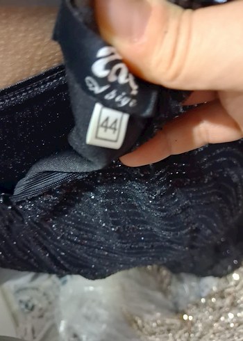 Siyah İşlemeli Uzun V Yaka Abiye Elbise - Görsel 8