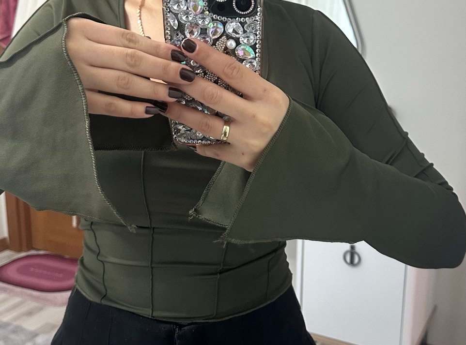 V Yaka Haki Kadın Bluz Uzun Kollu - Görsel 3