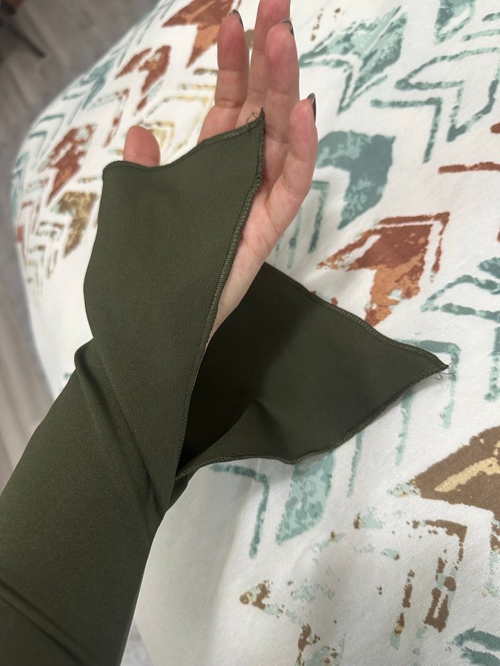 V Yaka Haki Kadın Bluz Uzun Kollu - Görsel 4