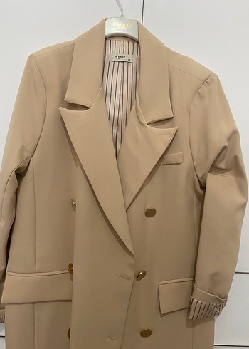 Bej Düğmeli Uzun Kadın Klasik Ceket - Görsel 4