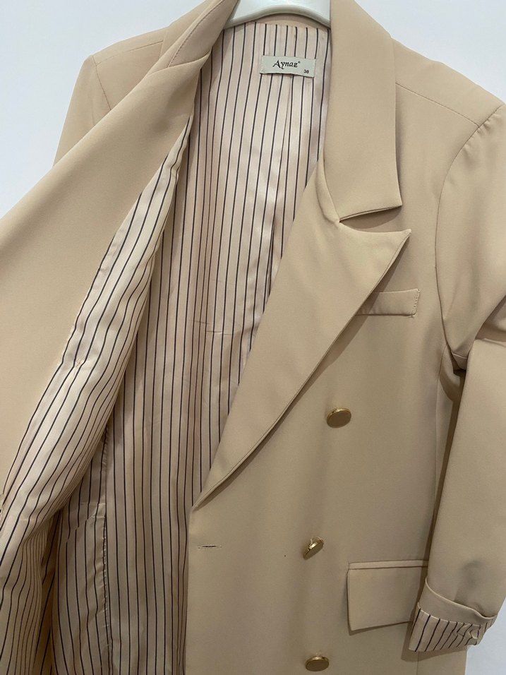 Bej Düğmeli Uzun Kadın Klasik Ceket - Görsel 3