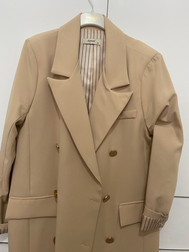 Bej Düğmeli Uzun Kadın Klasik Ceket - Görsel 4