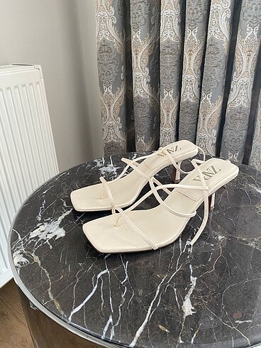 Zara Kırık Beyaz Topuklu Sandalet