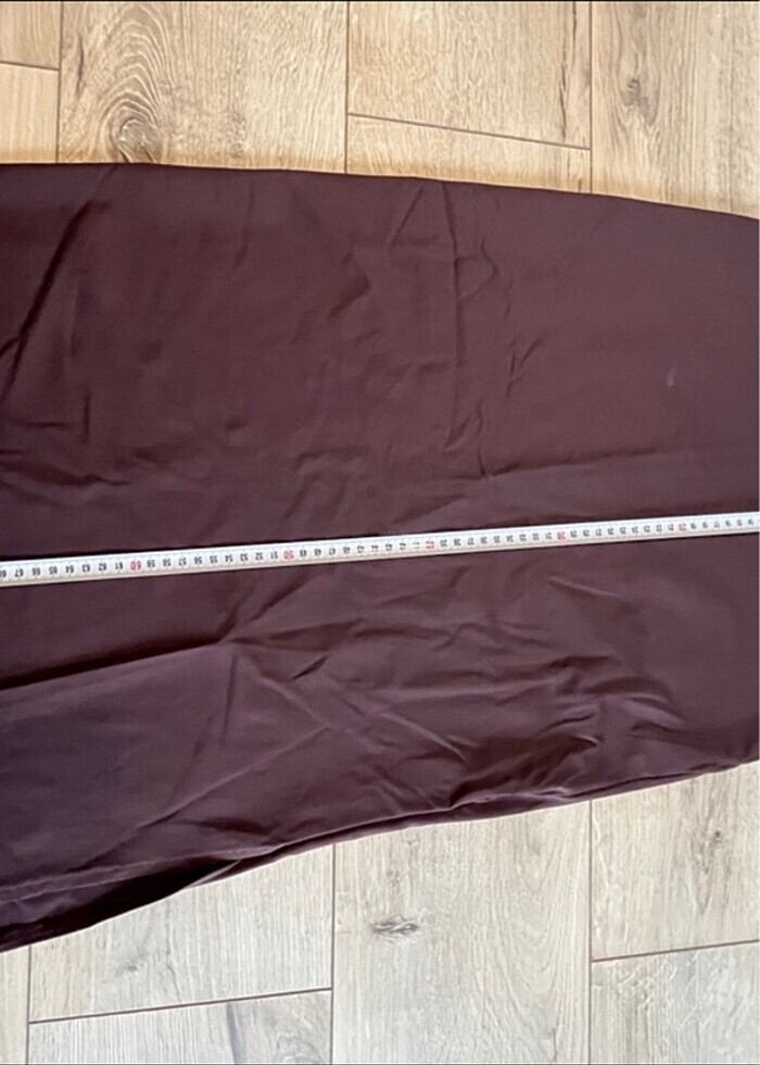 BERSHKA yırtmaçlı bordo etek ve üst takım - Görsel 4