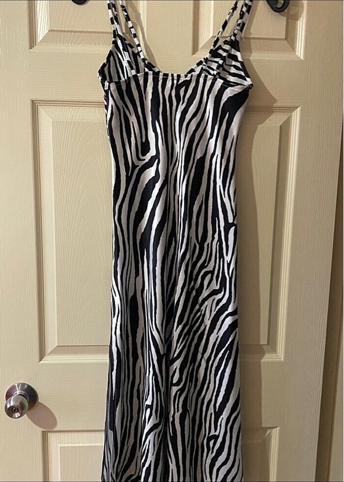 BERSHKA yırtmaçlı zebra desen elbise - Görsel 3