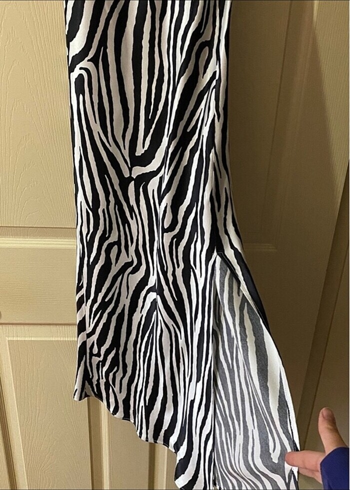 BERSHKA yırtmaçlı zebra desen elbise - Görsel 2