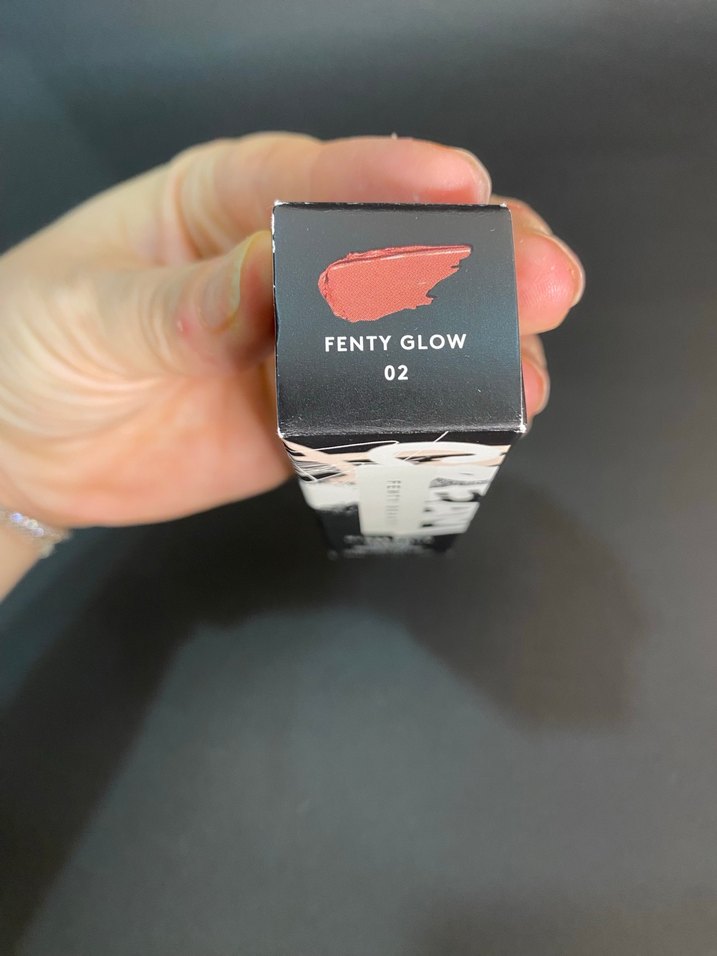 Fenty Beauty Parlak Bej Dudak Parlatıcısı -  Fenty Glow02 - Görsel 3