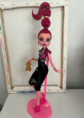 Pembe saçlı koyu renkli oyuncak bebek