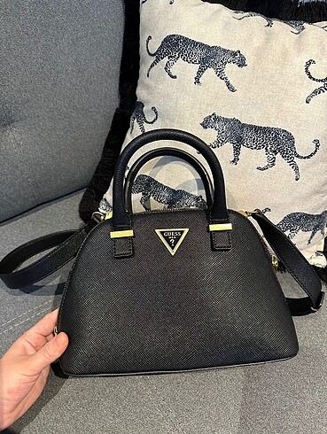 Guess askılı çanta