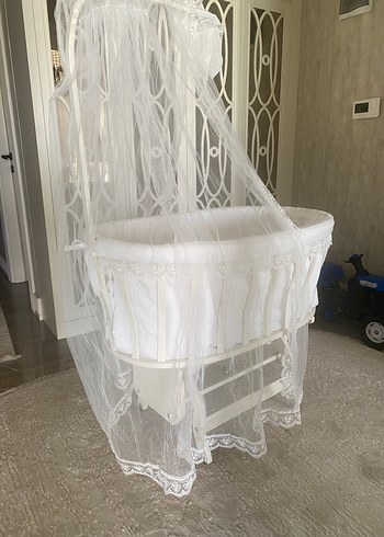 Beyaz Tül Perde Detaylı Bebek Beşiği