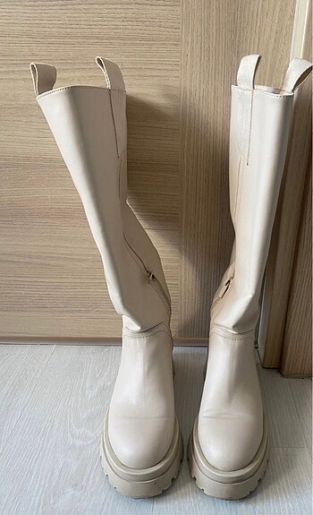 Stradivarius Stradivarius cizme krem 36 numara dolaptan aldim iyi durumda tem