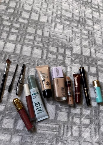 Bej Tonlarında Makyaj Ürünleri Seti - Görsel 2