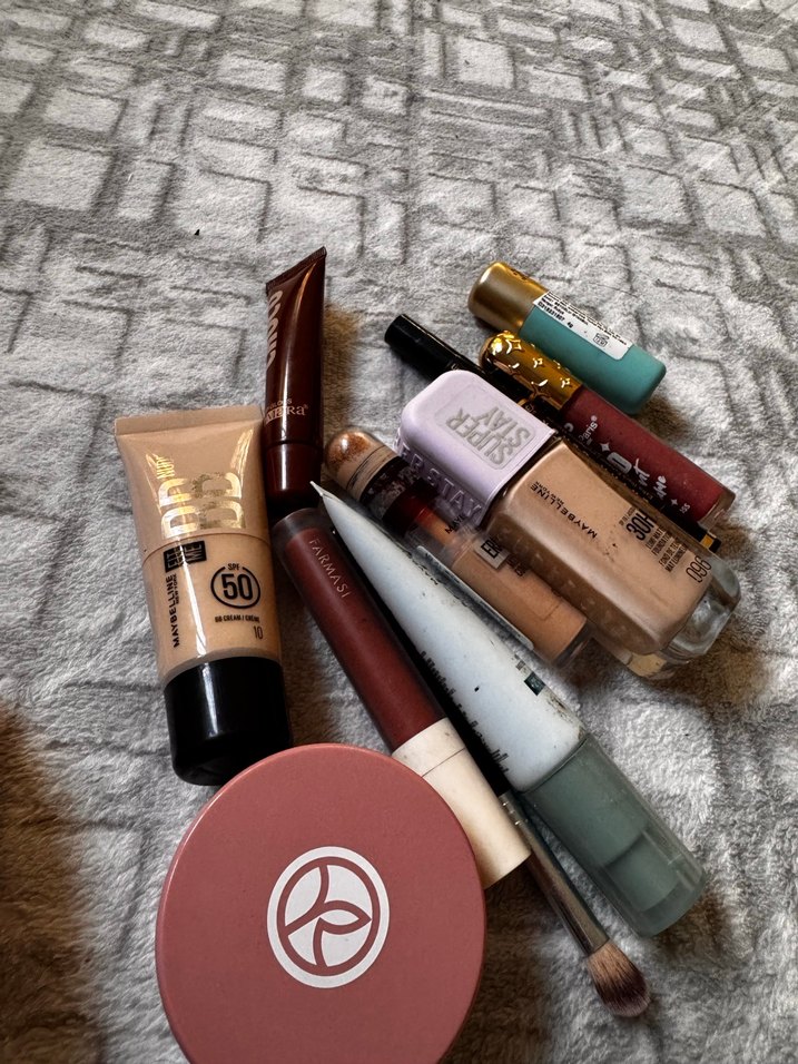 Bej Tonlarında Makyaj Ürünleri Seti - Görsel 4