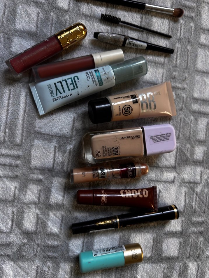 Bej Tonlarında Makyaj Ürünleri Seti - Görsel 3