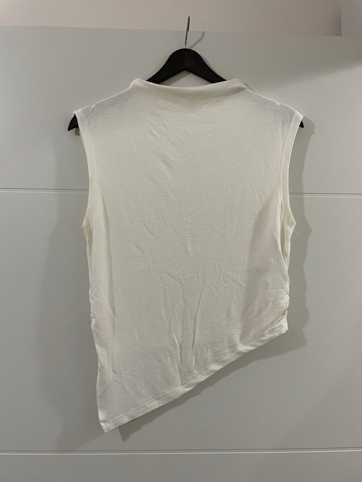 Kadın Kolsuz Asimetrik Kesim Tişört - Görsel 2