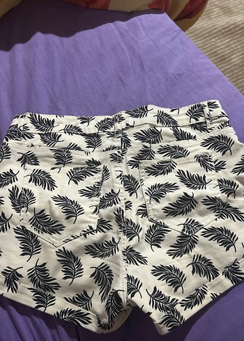 34 Beden Kadın Siyah Yaprak Desenli Mini Şort