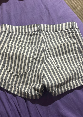 34 Beden Düğmeli Gri Çizgili Mini Kot Şort