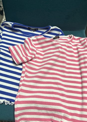 Pembe ve mavi çizgili tişört