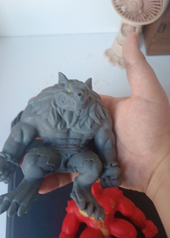 Kırmızı ve Gri Canavar Uzayan Adamlar - Görsel 3