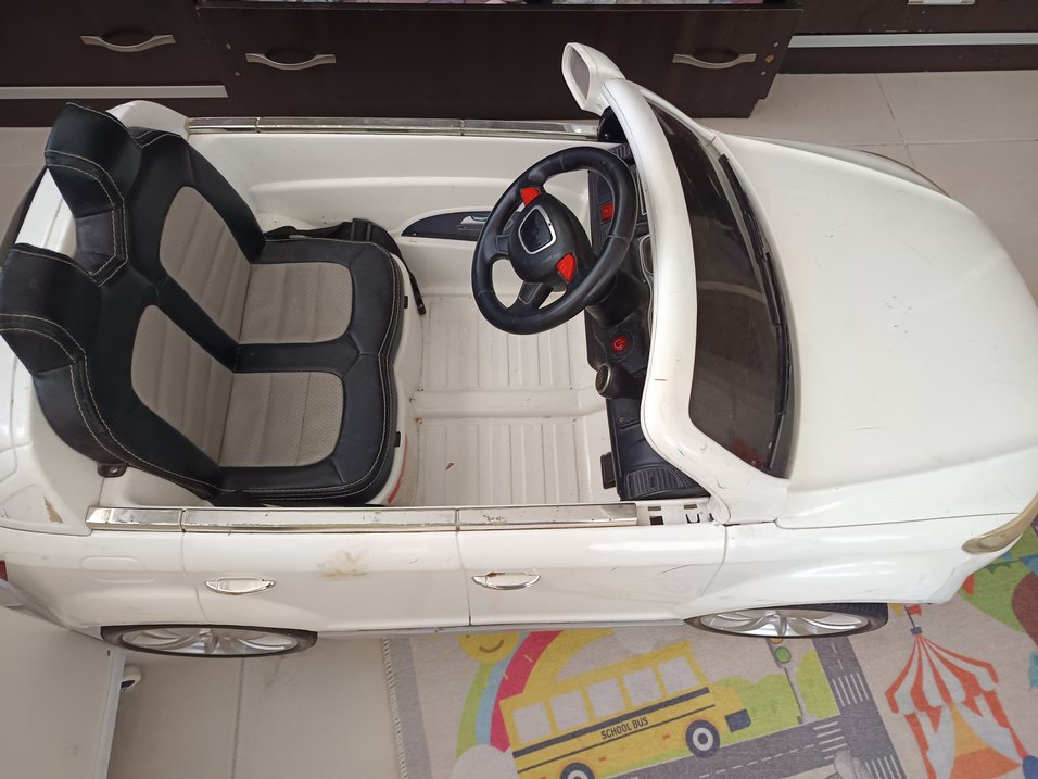 Beyaz ve Gri Elektrikli Çocuk Araba - Görsel 4